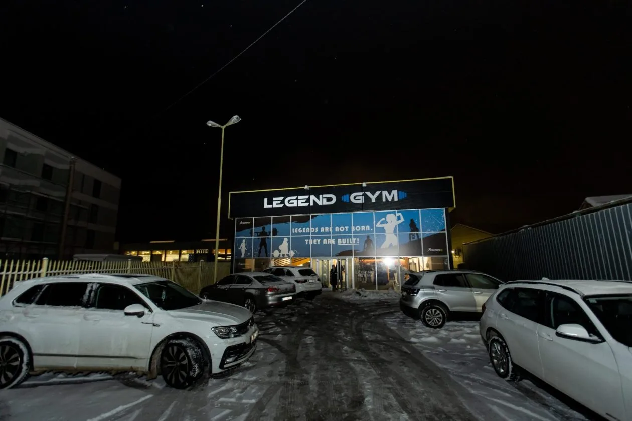 Ulaz i besplatan parking ispred Legend Gyma